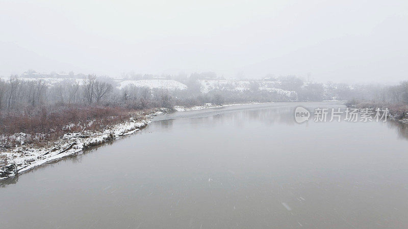 科罗拉多河冬季在流动的水上降雪的Ariel POV极端天气条件照片系列